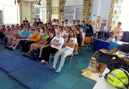 Čarobni dan s knjigo in kužki na Osnovni šoli Marije Vere (10)